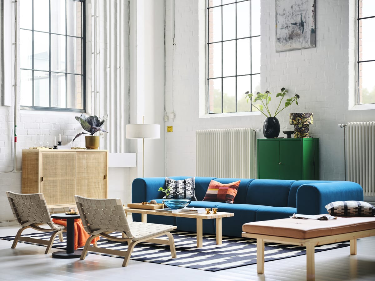 Iluminación suspendida sobre mesa de comedor de estilo escandinavo.