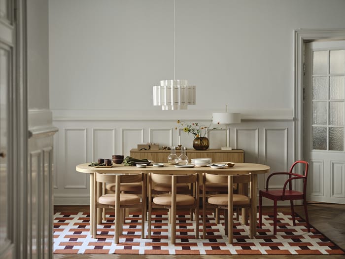 Zona de comedor escandinava con mobiliario sostenible.