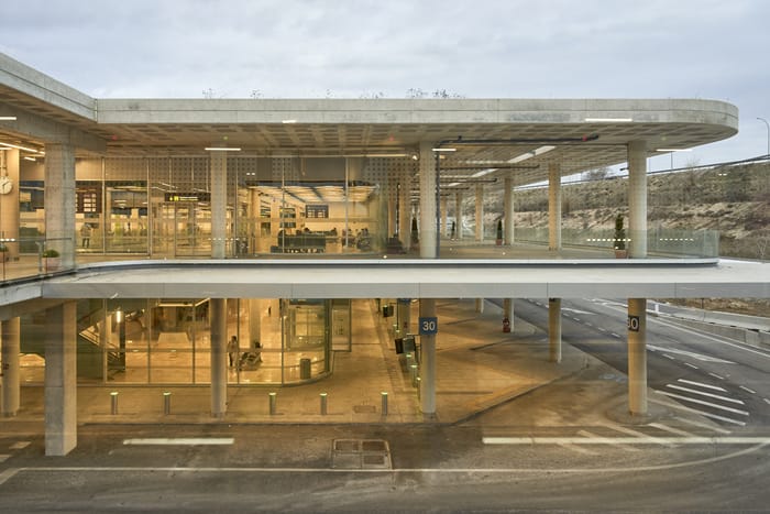 zona de espera con mobiliario urbano moderno dentro de la nueva estación de autobuses del aeropuerto de madrid