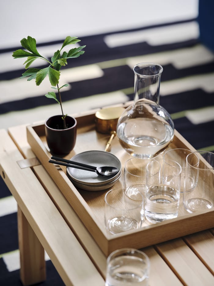 mesa para colocar utensilios de cristal