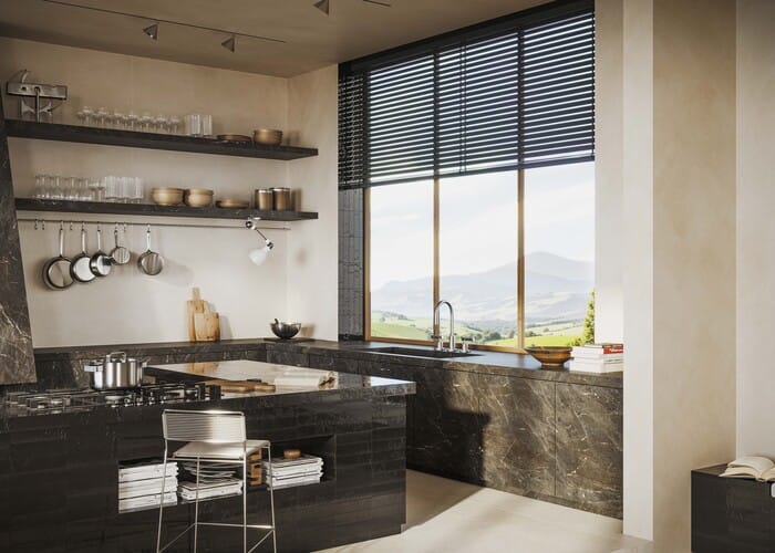 Cocina contemporánea con cerámica Marazzi Crogiolo Lume y encimera de mármol.