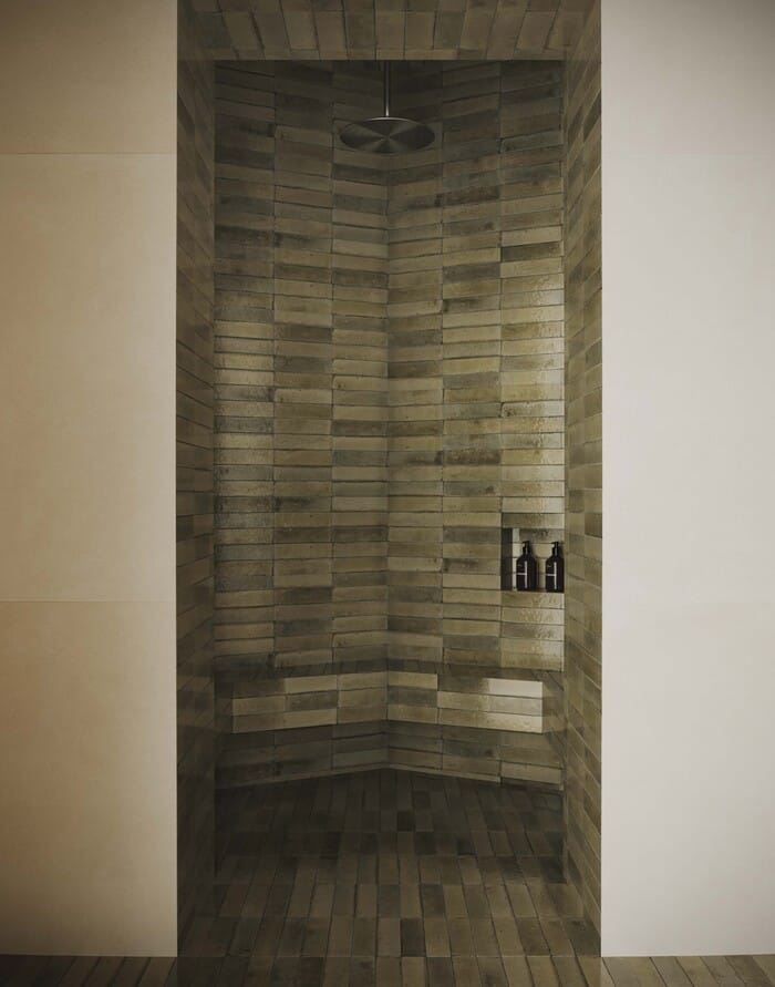 Zona de ducha revestida con cerámica Marazzi de textura natural.