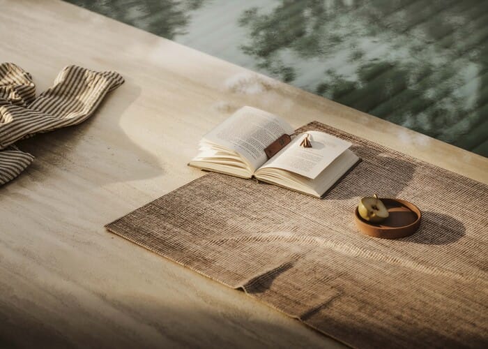 Composición de exterior con cerámica Marazzi y accesorios de diseño artesanal.