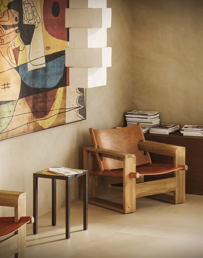 Espacio de trabajo con inspiración artística y cerámica Marazzi en tonos arena y mesita central