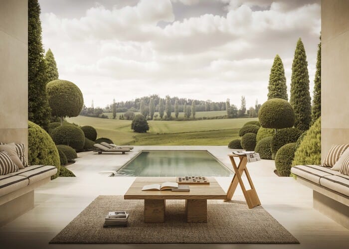 Espacio al aire libre con cerámica Marazzi Mystone Travertino y diseño mediterráneo.