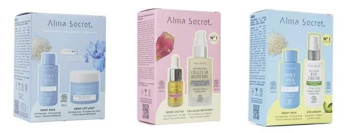 Composición con tres cofres de regalo de Alma Secret que incluyen tónicos, cremas faciales y sérums antiedad, presentados en sus cajas originales con diseño en tonos pastel.