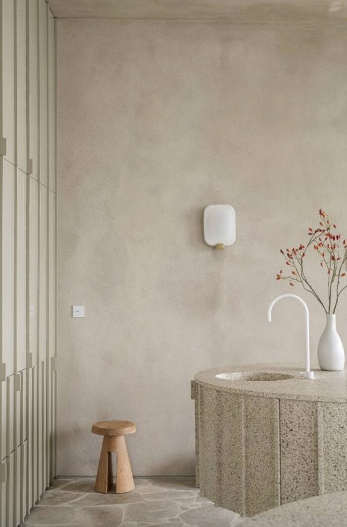 bienestar en el hogar interruptor blanco modelec y baño gris hormigón