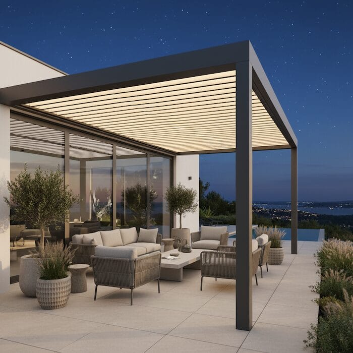 Pérgola bioclimática con lamas orientables integrada en arquitectura contemporánea, ejemplo de tecnología discreta aplicada al confort exterior.